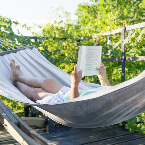 Person der læser i hængekøje